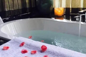 成都温江区水疗池中的失重冥想：当身体学会漂浮